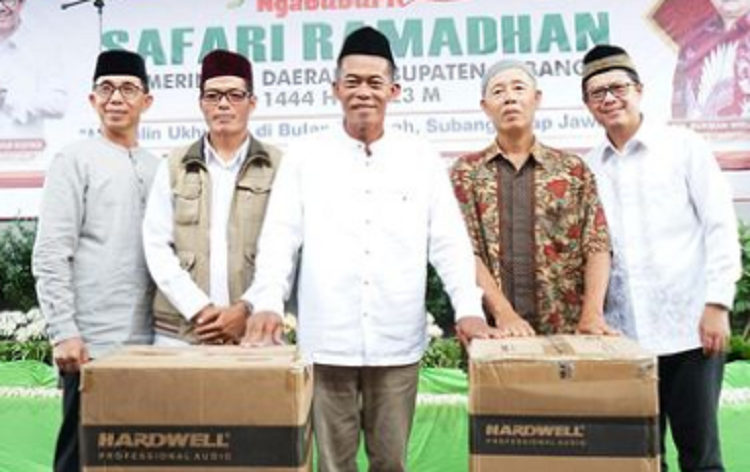 Bupati Subang H. Ruhimat saat melakukan penyerahan santunan Safari Ramadhan di Kecamatan Tanjungsiang. 