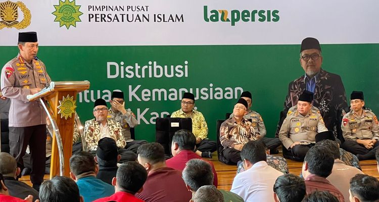 Kapolri Jenderal Polisi Listyo Sigit Prabowo mengunjungi kantor Pimpinan Pusat Persatuan Islam (PP Persis) di Jalan Viaduct, Kota Bandung, Jawa Barat, Sabtu 15 April 2023.
