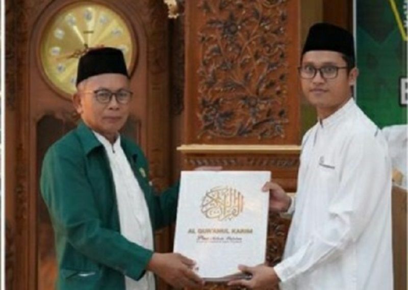Alquran standing untuk Imam diserahkan oleh Akhmad Su’aidi Wakil Sekretaris Pengurus Wilayah DMI Provinsi Jateng kepada Ismail Khudori Sekretaris Takmir Masjid.