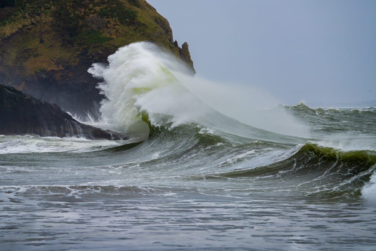 Ilustrasi gelombang air laut tinggi