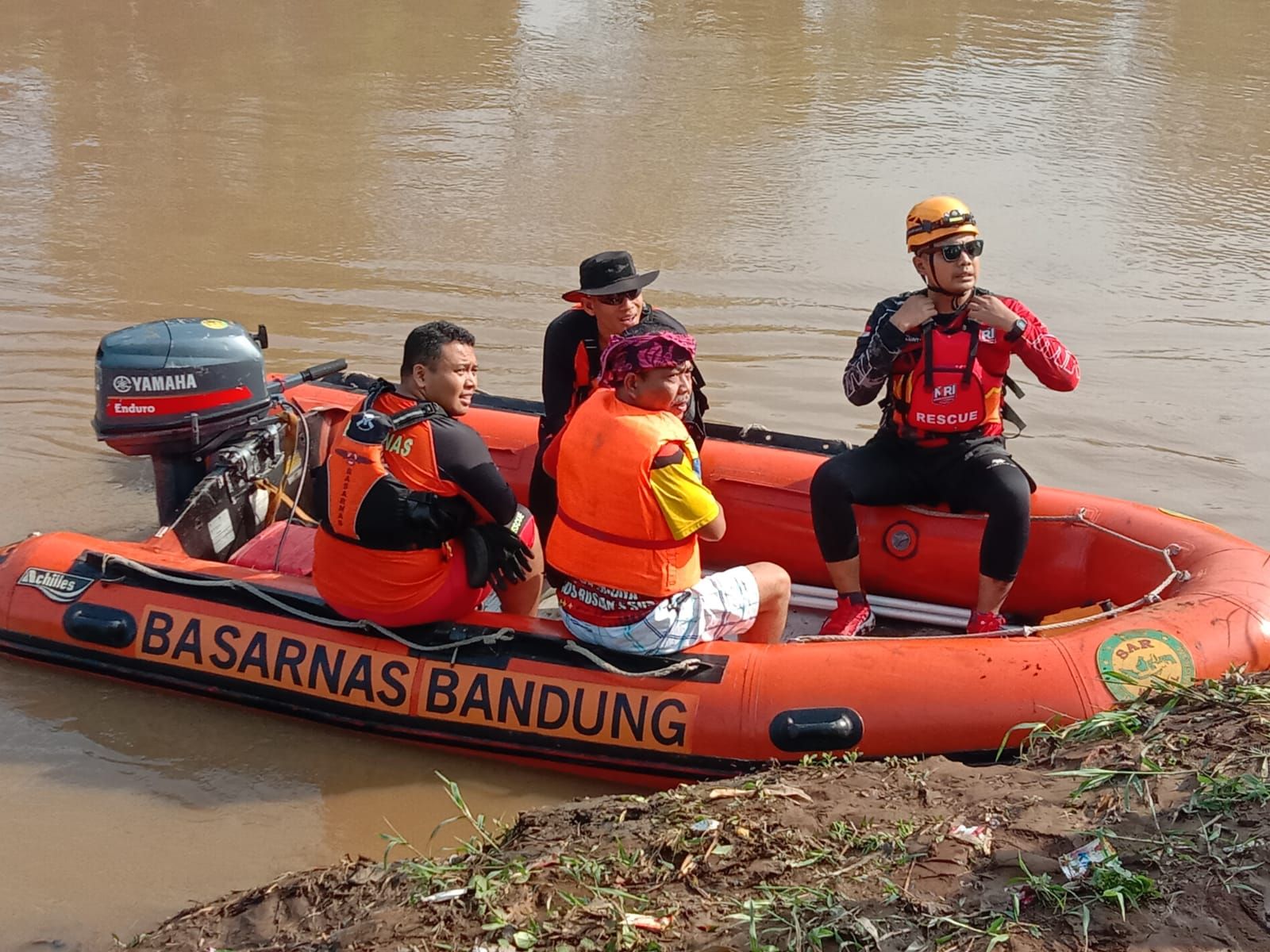 Tim Basarnas Jabar melakukan pencarian seorang pria yang loncat dari atas Jembatan Sungai Citarum, Minggu 16 April 2023.