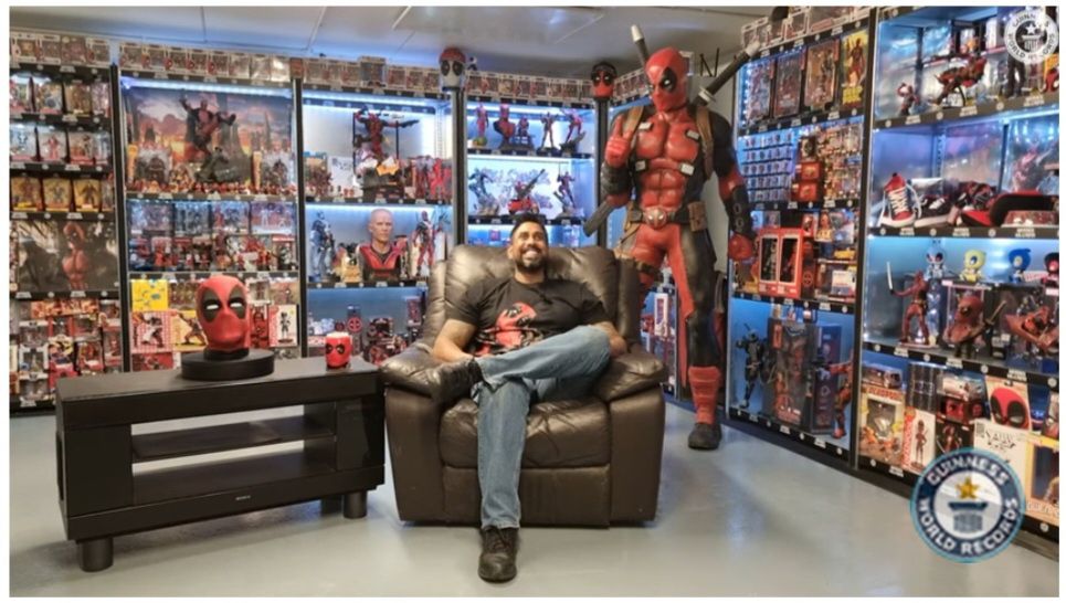 Pahliney mengubah ruang penyimpanannya di Cloghan, Offaly, menjadi "gua manusia" yang dia isi dengan koleksi 2.250 keping memorabilia Deadpool.*/  