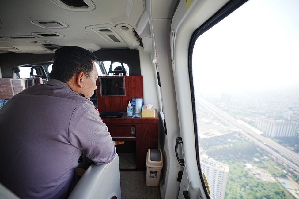 Kapolri Jenderal Listyo Sigit Prabowo menggunakan Helikopter memantau langsung situasi terkini arus mudik Hari Raya Idulfitri tahun 2023. Foto: Humas Polri