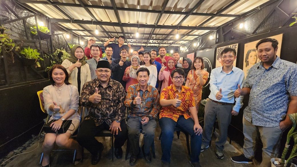 Berfoto bersama usai pertemuan wartawan Indonesia dan Vitenam di Kantor Jaringan Media Siber Indonesia (JMSI) di Jalan Pondok Kelapa Raya, Jakarta Timur, Jumat sore, 14 April 2023. Foto: JMSI