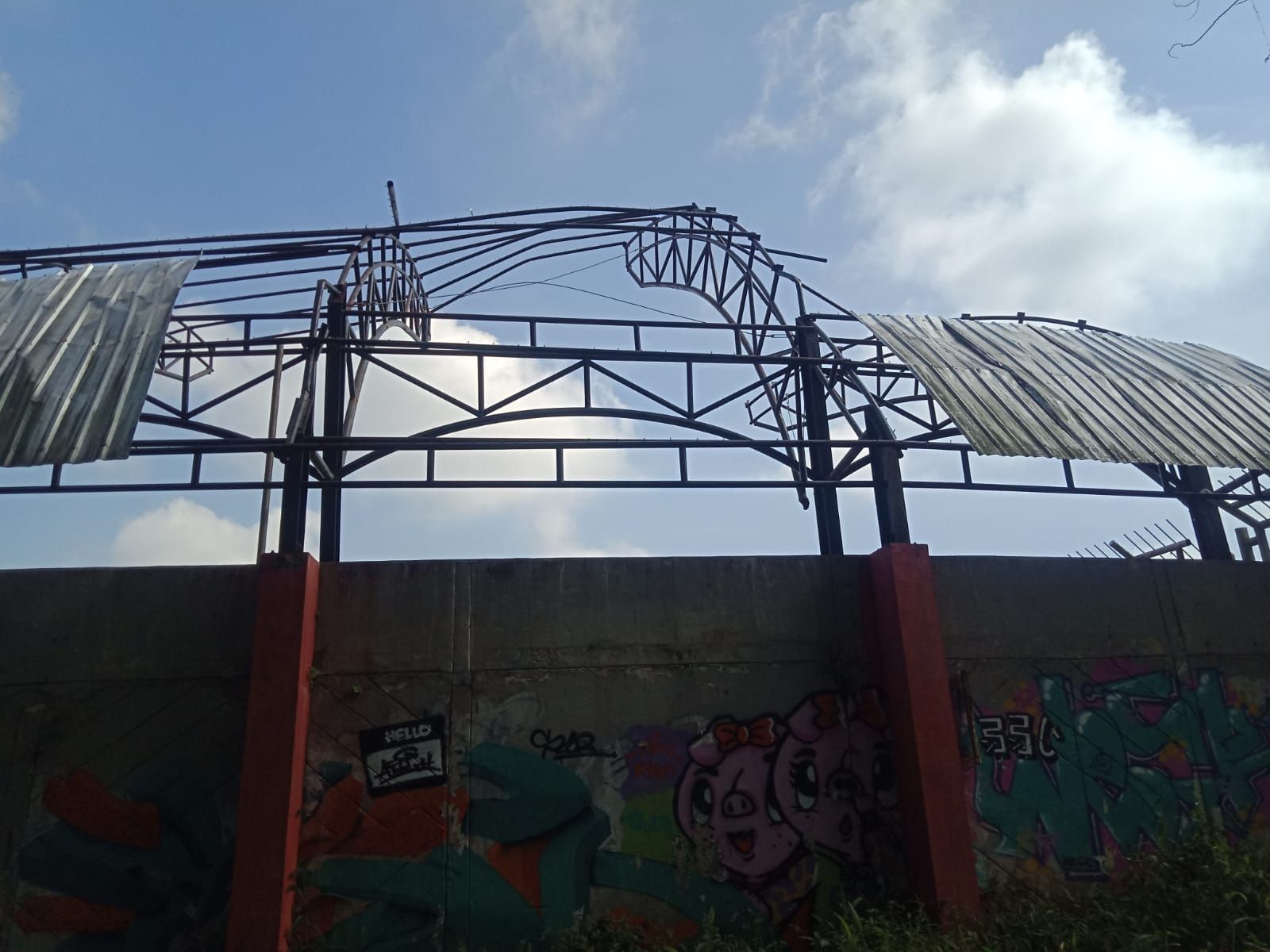 Atap tribun Stadion Wiradadaha Tasikmalaya dibiarkan rusak, sejak 2022 silam.