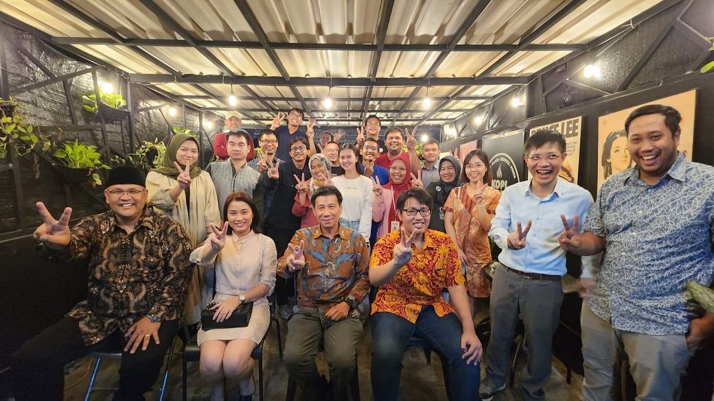 Berfoto bersama usai pertemuan wartawan Indonesia dan Vitenam di Kantor Jaringan Media Siber Indonesia (JMSI) di Jalan Pondok Kelapa Raya, Jakarta Timur, Jumat sore, 14 April 2023. Foto: JMSI
