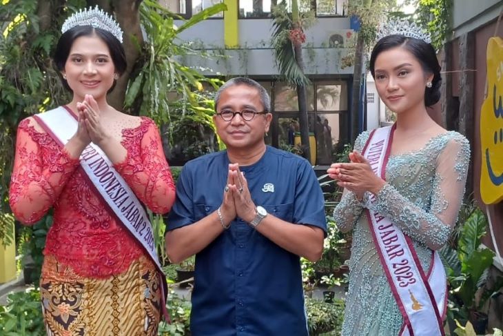 Kepala Dinas Pariwisata dan Kebudayaan Jawa Barat Benny Bachtiar  berfoto bersama dengan Salma Maulina Wijaya dan Farhana  usai menerima audiensi kedua perwakilan Jawa Barat diajang Puteri Indonesia 2023.