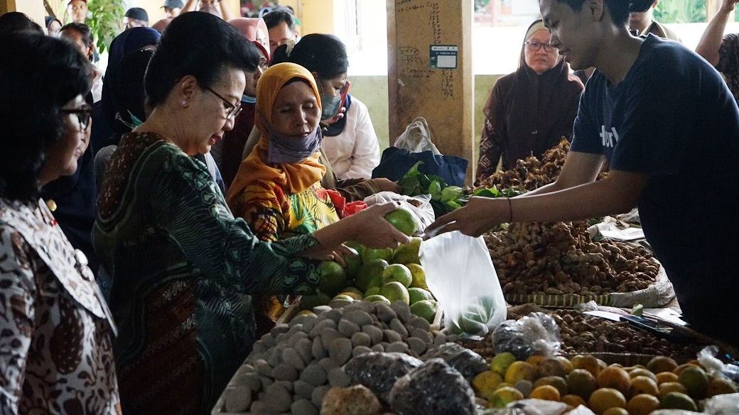 GKR Hemas. yang anggota DPD RI, meninjau pasokan dan harga berbagai komoditi jelang Idulfitri di Pasar Beringharjo, Yogyakarta, Selasa, 18 April 2023. Foto: Istimewa