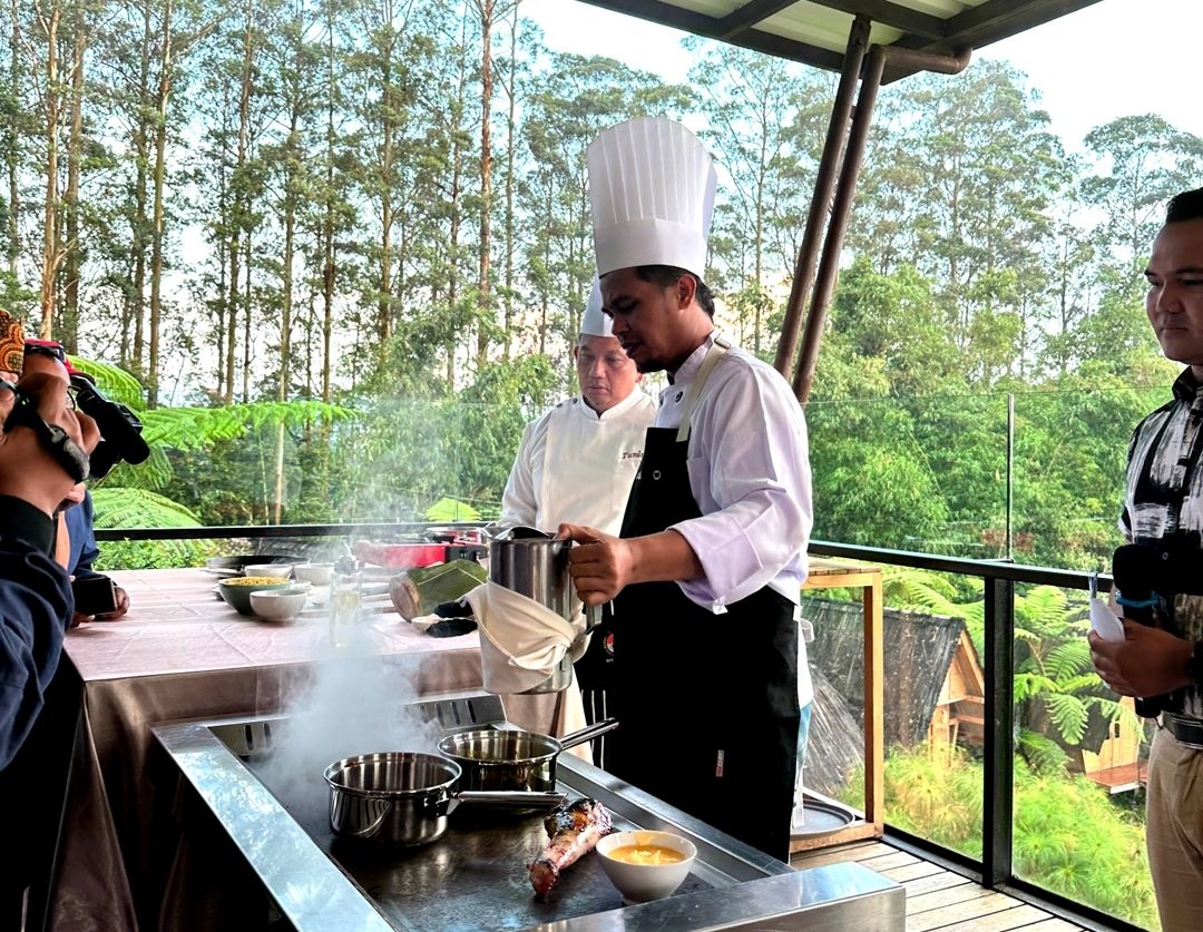 Kabar Terkini Lord Adi, Chef Jebolan MasterChef Indonesia Season 8 Ini Ternyata Kolaborasi dengan Restoran Dusun Bambu di KBB
