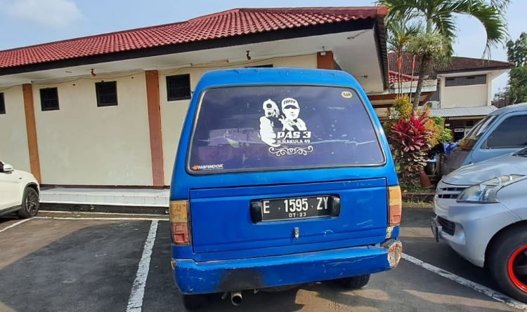 Mobil korban pembunuhan di Perum Puri Asri Ciporang Kuningan  yang sempat ditinggalkan di wilayah Cirebon.