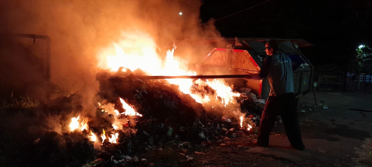 Warga Kampung Sukagalih Kelurahan Talagasari Kecamatan Kawalu Kota Tasikmalaya nekat membakar sampah  di TPS.*/kabar-priangan.com/Istimewa