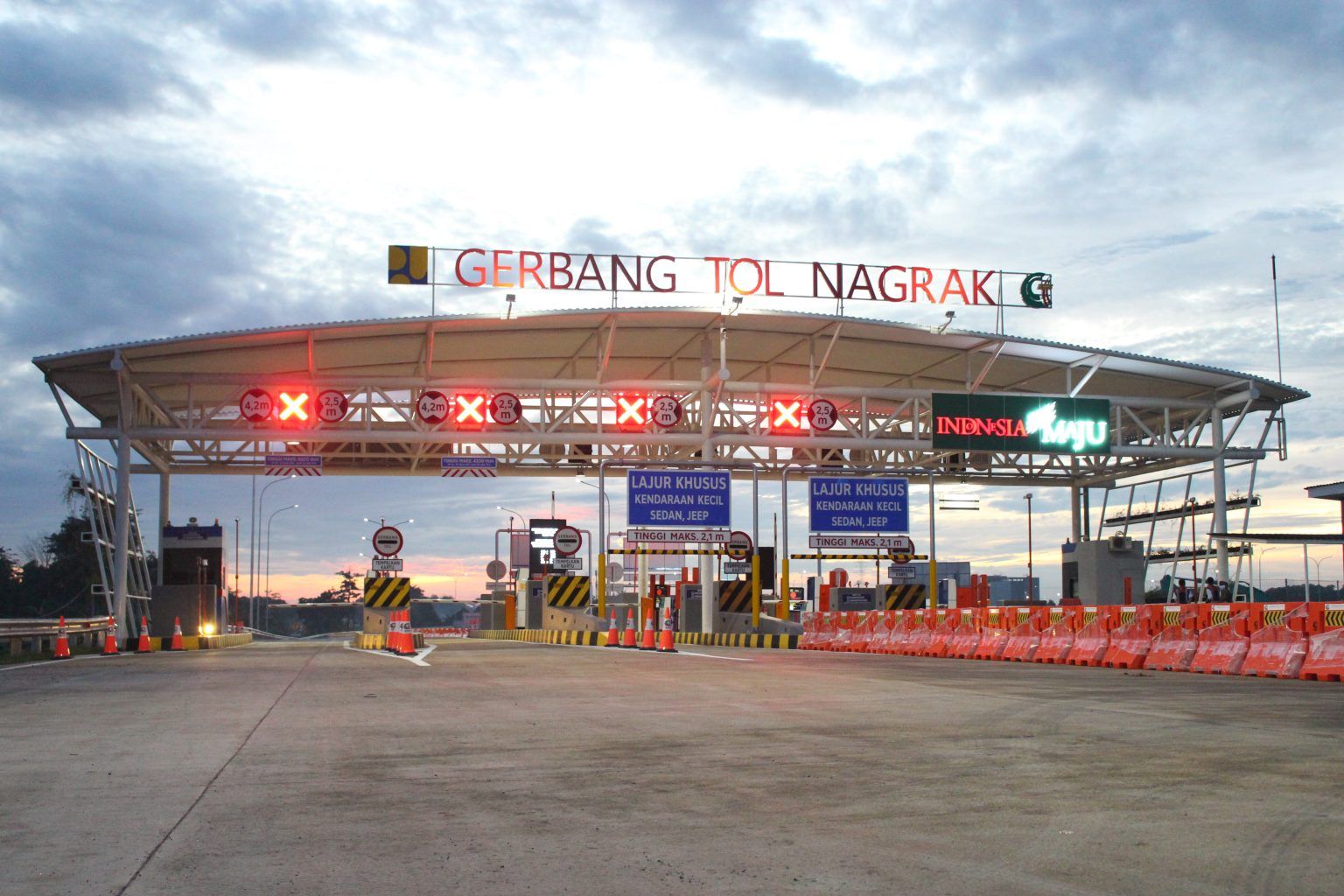 Gerbang tol Kota Wisata Cibubur yang bisa dimanfatkan untuk melintasi jalan tol Cimanggis Cibitung seksi 2a Nagrak-Jatikarya