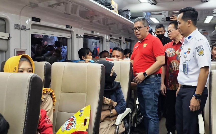Sekjen DPP PDIP Hasto Kristiyanto melepas ratusan penumpang kereta api yang keberangkatannya difasilitasi oleh PDIP. Foto: DPP PDIP