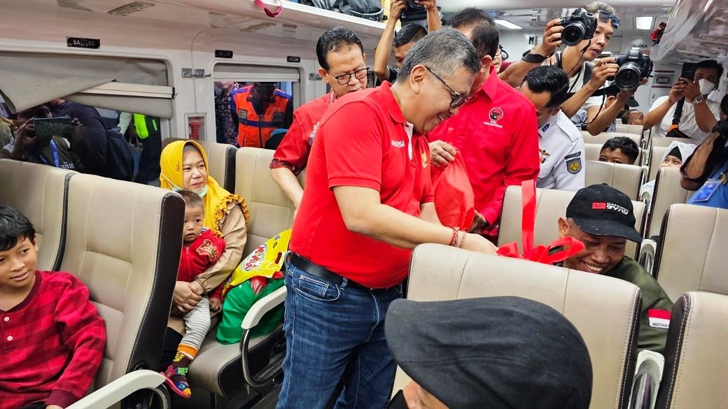 Sekjen DPP PDIP Hasto Kristiyanto melepas ratusan penumpang kereta api yang keberangkatannya difasilitasi oleh PDIP. Foto: DPP PDIP