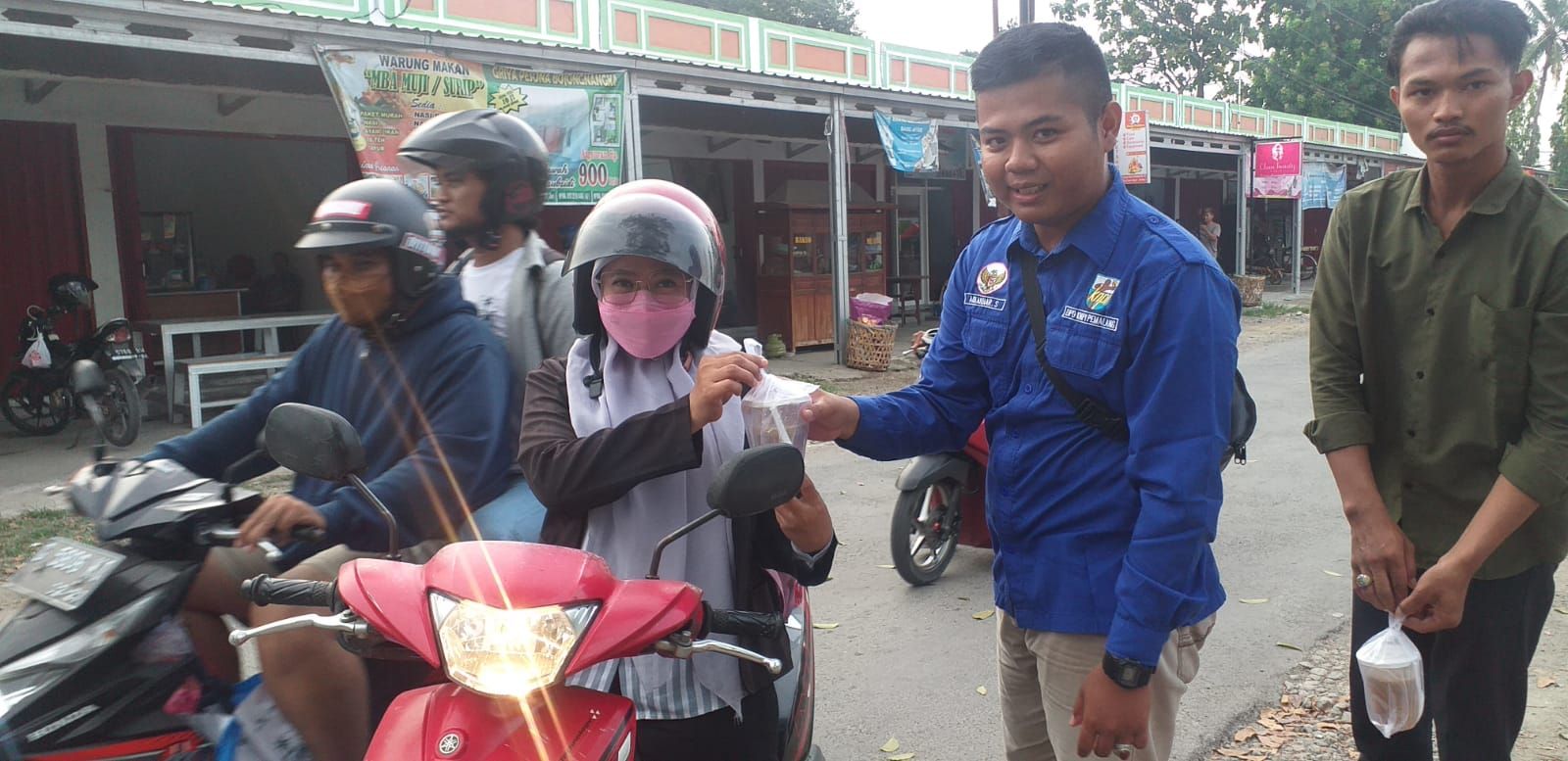 Ramadhan Penuh Berkah, KNPI Kecamatan Taman Bagikan Ratusan Takjil kepada Pengendara
