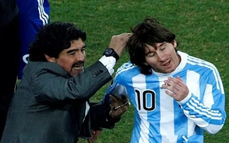 Dokumen- Diego Maradona saat menjadi pelatih timnas Argentina melakukan selebrasi dengan dengan Lionel Messi di piala dunia 2010
