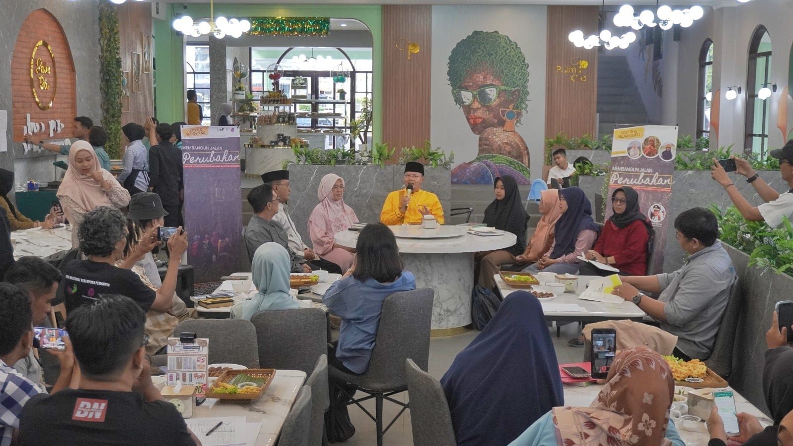 Gubernur Rohidin memberikan apresiasi tersebut pada acara bedah buku yang diadakan oleh Aliansi Jurnalis Independen (AJI) Bengkulu bersama Koperasi Perempuan Pelestari Hutan dan Lembaga Kajian, Advokasi dan Edukasi (LivE) dalam rangka memperingati Hari Bumi 2023 di Palm Ola Bakery & Restory pada tan