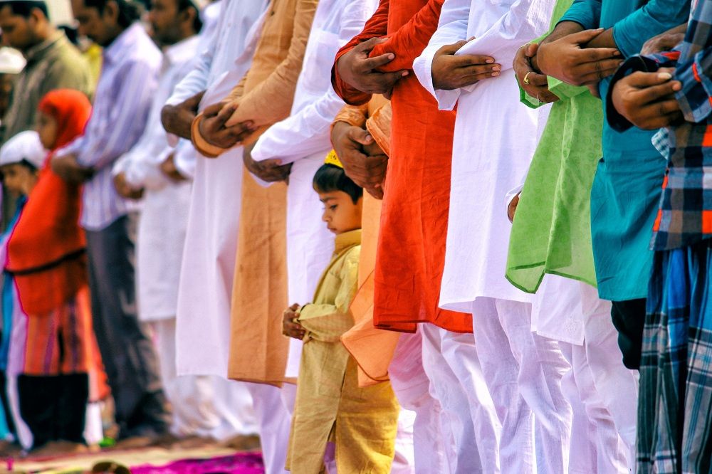 Panduan Bacaan Bilal Sholat Idul Fitri 1444 H Arab Latin, Mudah ...