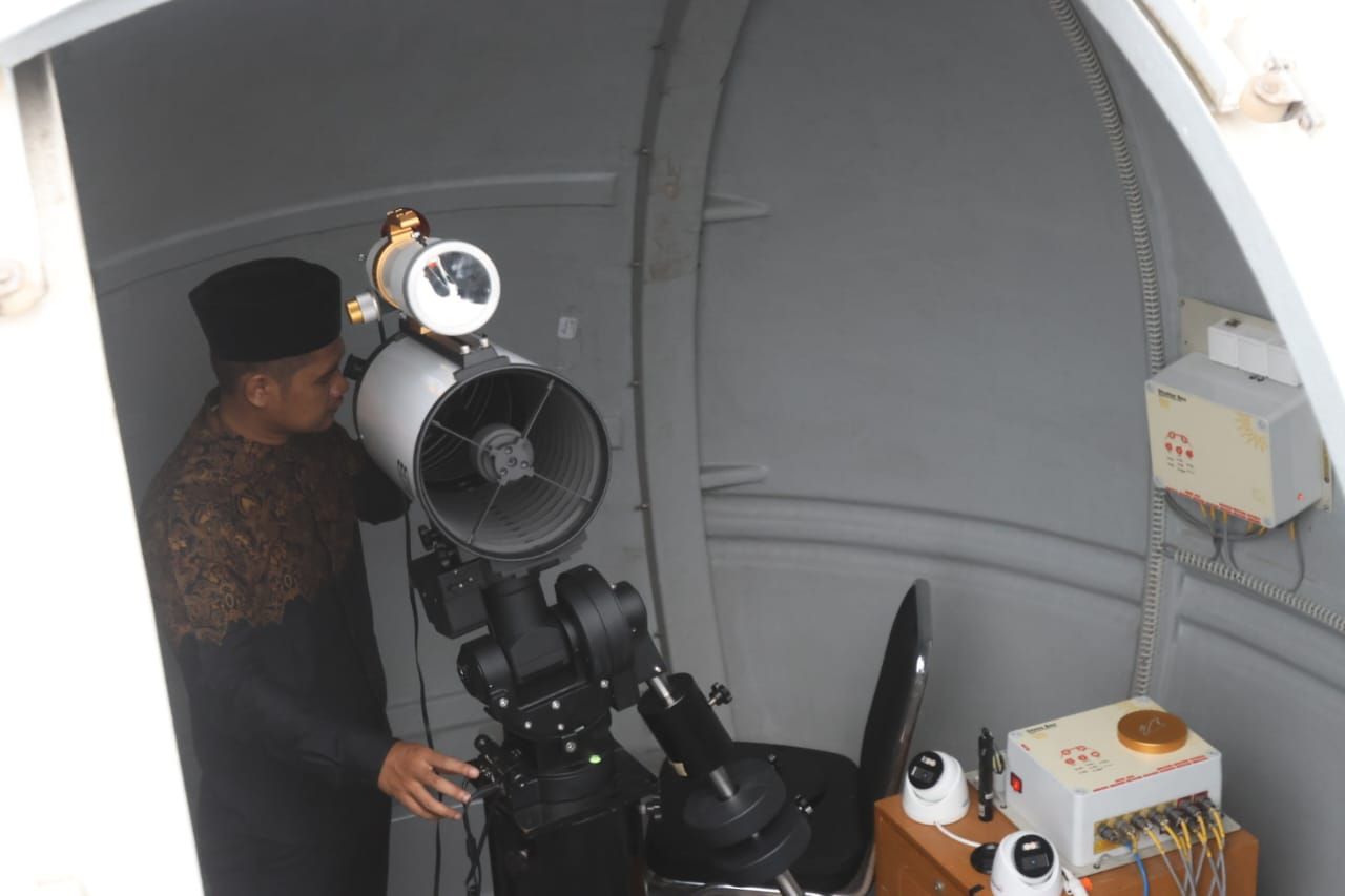Petugas melakukan pemantauan hilal di Observatorium Albiruni Fakultas Syariah Unisba dengan koordinat tempat Lintang -6˚54’12” LS, Bujur 107˚36’32” BT dan ketinggian tempatnya 750 Meter diatas permukaan laut, Kamis (20/4/2023).