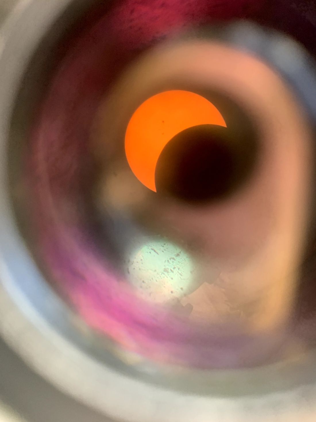 Penampakan gerhana matahari dilihat menggunakan teleskop optik Refraktor