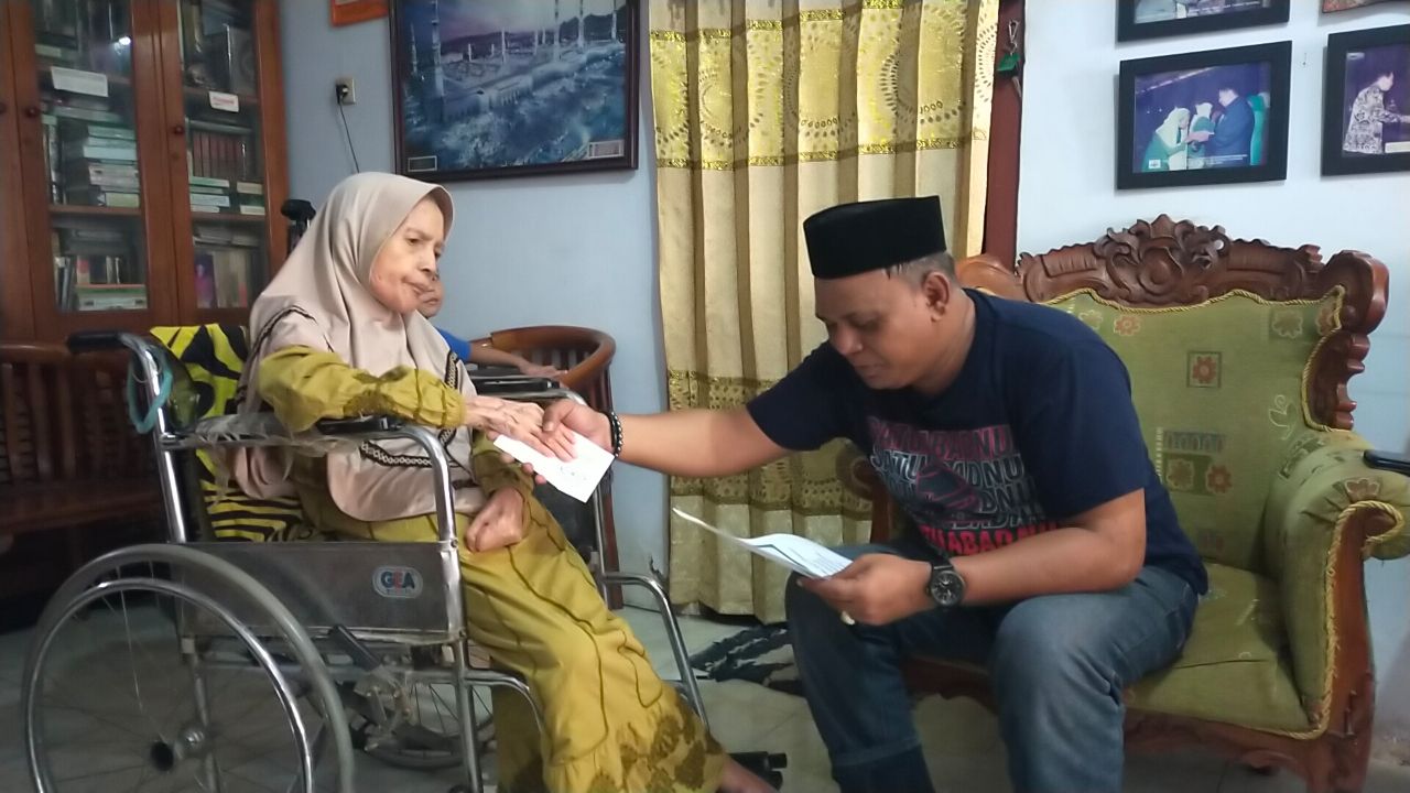 Ketua LAZISNU Sulawesi Utara menyerahkan zakat untuk Fathmah Jadaihi Intje Ote yang merupakan istri dari Ketua Syuriah NU Sulawesi Utara pada tahun 1983, KH. Hasyim Arsyad.