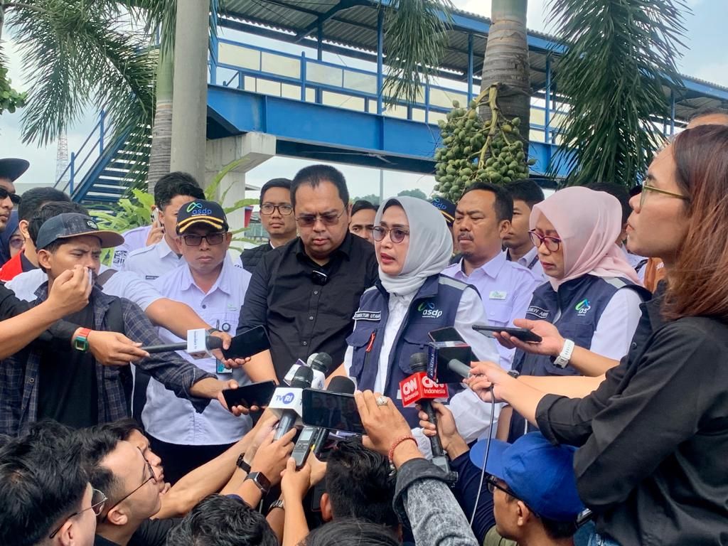 Direktur Utama PT ASDP Indonesia Ferry (Persero) Ira Puspadewi dalam closing statement Posko Mudik Lebaran di kantor ASDP Merak, Jumat (21/4/2023).