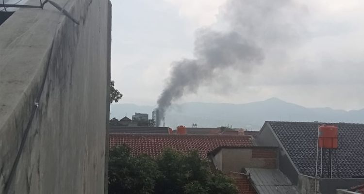 Asap hitam mengepul dari sebuah rumah yang dilanda kebakaran sore hari ini Jumat 21 April 2023, lokasinya di dekat Trans Studio Mall (TSM) Kota Bandung