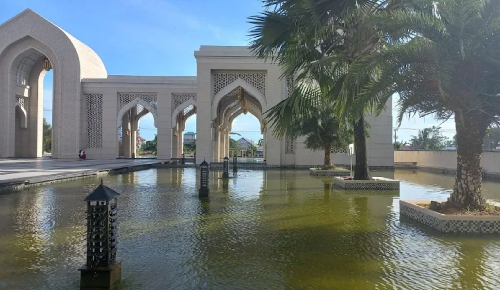 Halaman dan kolam Masjid Agung Al-Falah, Tanah Bumbu