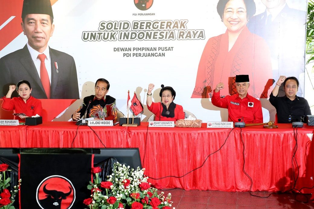Ketum PDIP Megawati Soekarnoputri bersama Jokowi dan petugas partai
