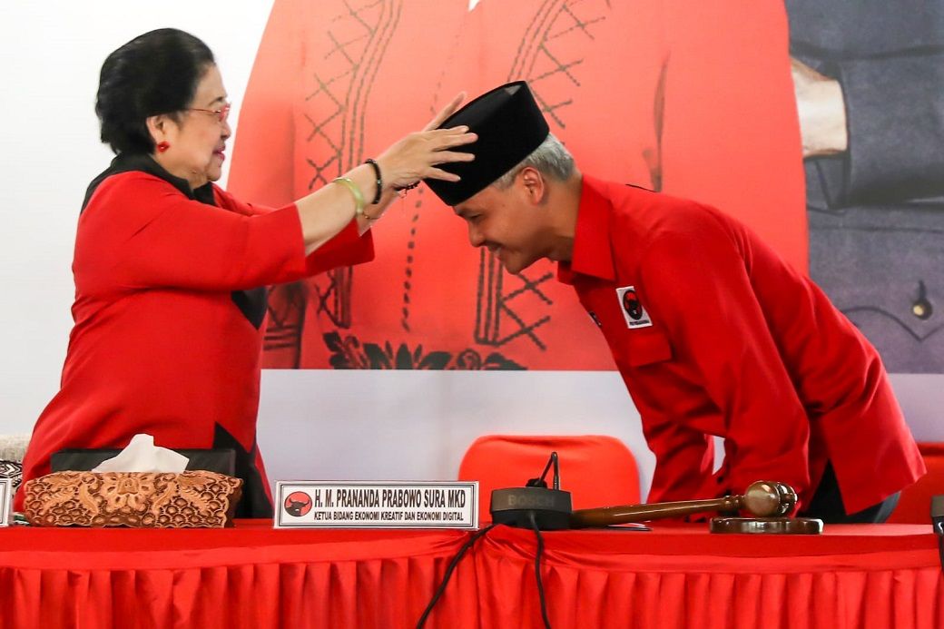 Ketum PDIP Megawati memakaikan peci kepada Ganjar Pranowo sebagai bakal capres PDIP di Istana Batutulis, Bogor, Jawa Barat, Jumat (21/4/2023). Foto: DPP PDIP