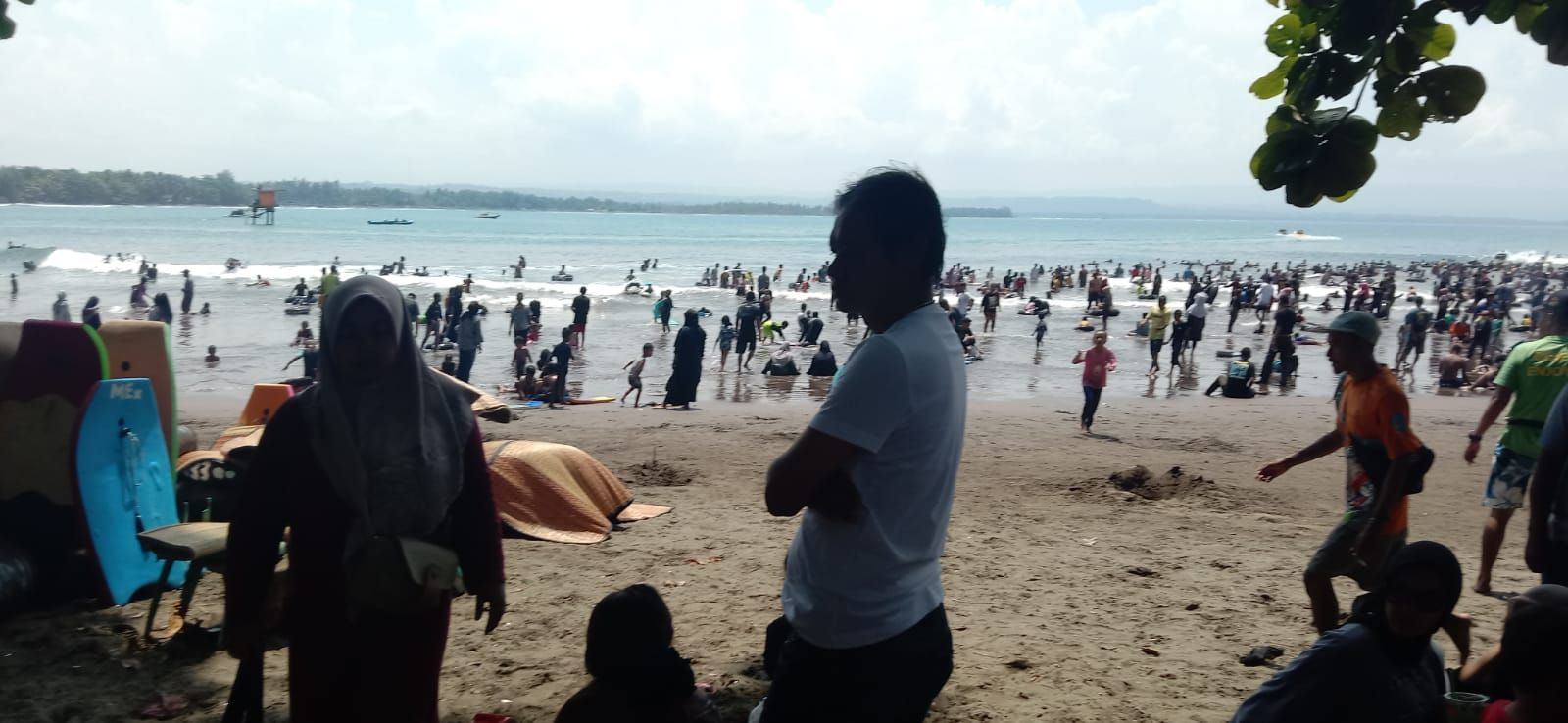 Suasana Pantai Batukaras Kabupaten Pangandaran, Minggu 23 April 2023.*/kabar-priangan.com/Kiki Masduki