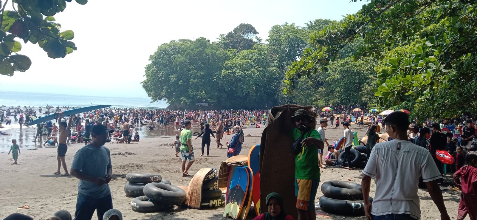 Suasana Pantai Batukaras Kabupaten Pangandaran, Minggu 23 April 2023.*/kabar-priangan.com/Kiki M