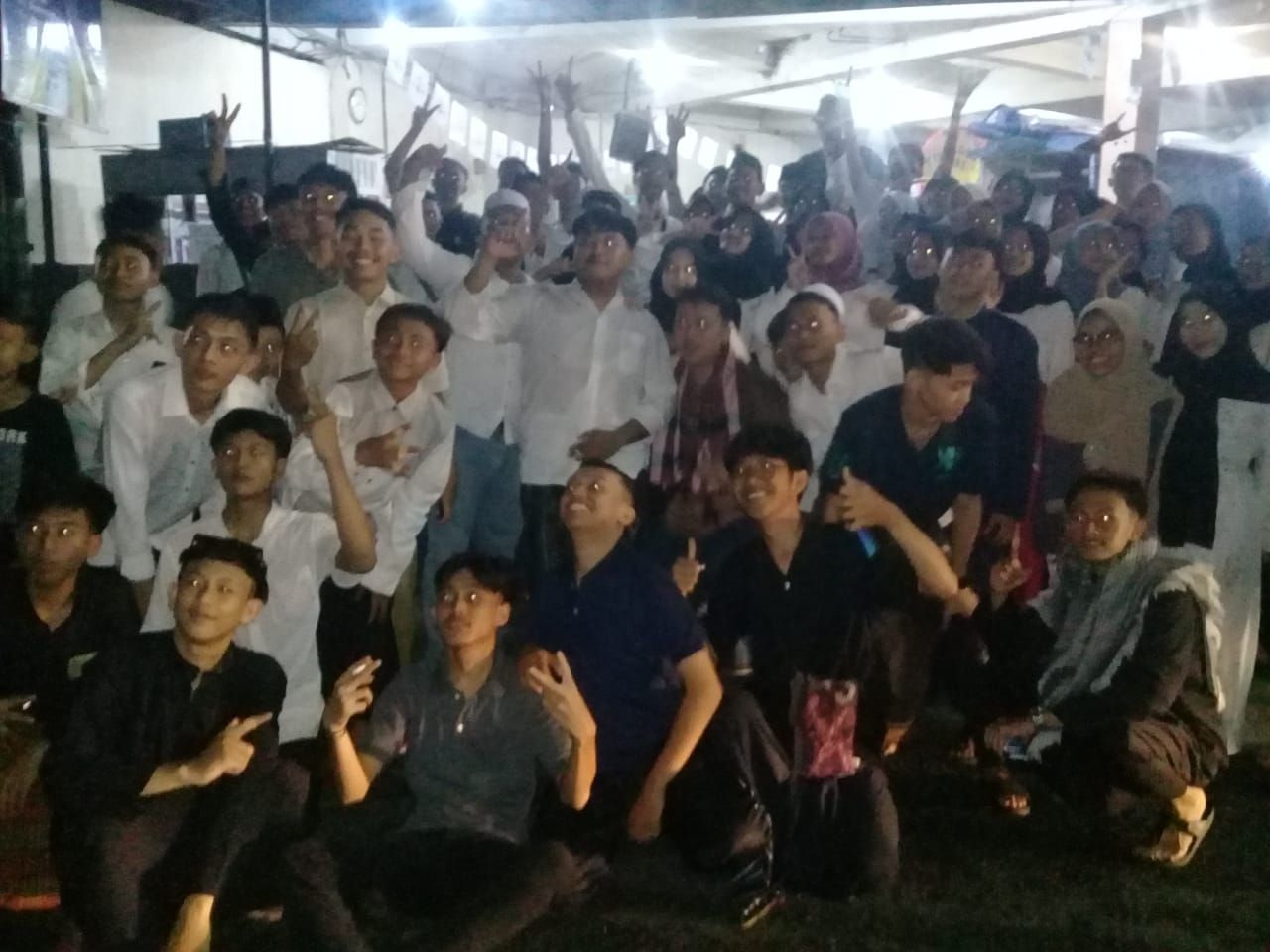 Para remaja Tunggal Sari Tabanan peserta arak-arakan obor dan lampion semerak Idul Fitri 144 Hijiriah di Tabanan 