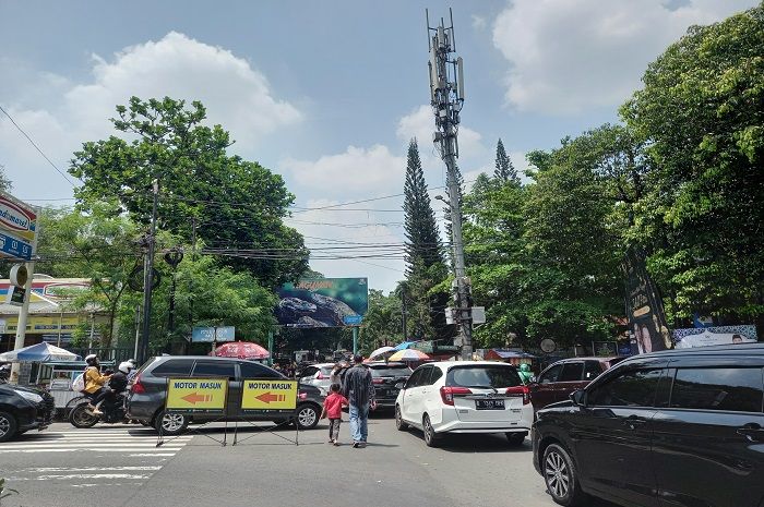 Lalu lintas di sekitar Taman Margasatwa Ragunan Jakarta.