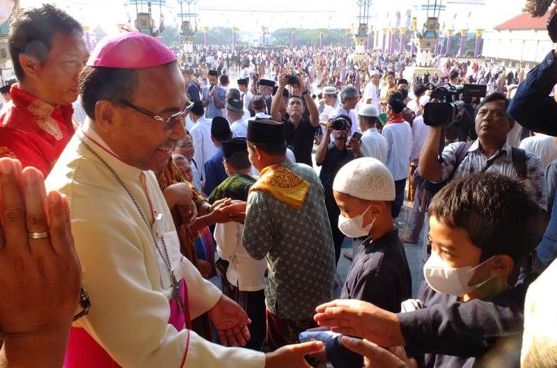 Uskup Agung Semarang salami jamaah sholat Id di MAJT Semarang ucapkan Selamat Hari Raya Idul Fitri 1444 H