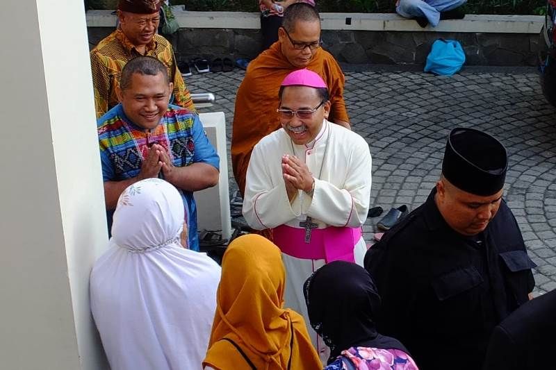 Uskup Agung Semarang juga mengucapkan Selamat Idul Fitri kepada jamaah putri yang ikut sholat Id di MAJT Semarang