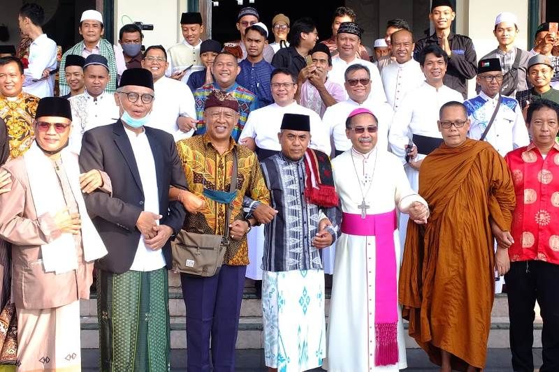  Uskup Agung Semarang Mgr Dr Robertus Rubiyatmoko mengunjungi Masjid Agung Jawa Tengah (MAJT) Semarang untuk mengucapkan selamat Hari Raya Idul Fitri kepada umat yang melaksanakan Sholat Idul Fitri 1444 H Sabtu, 22 April 2023.