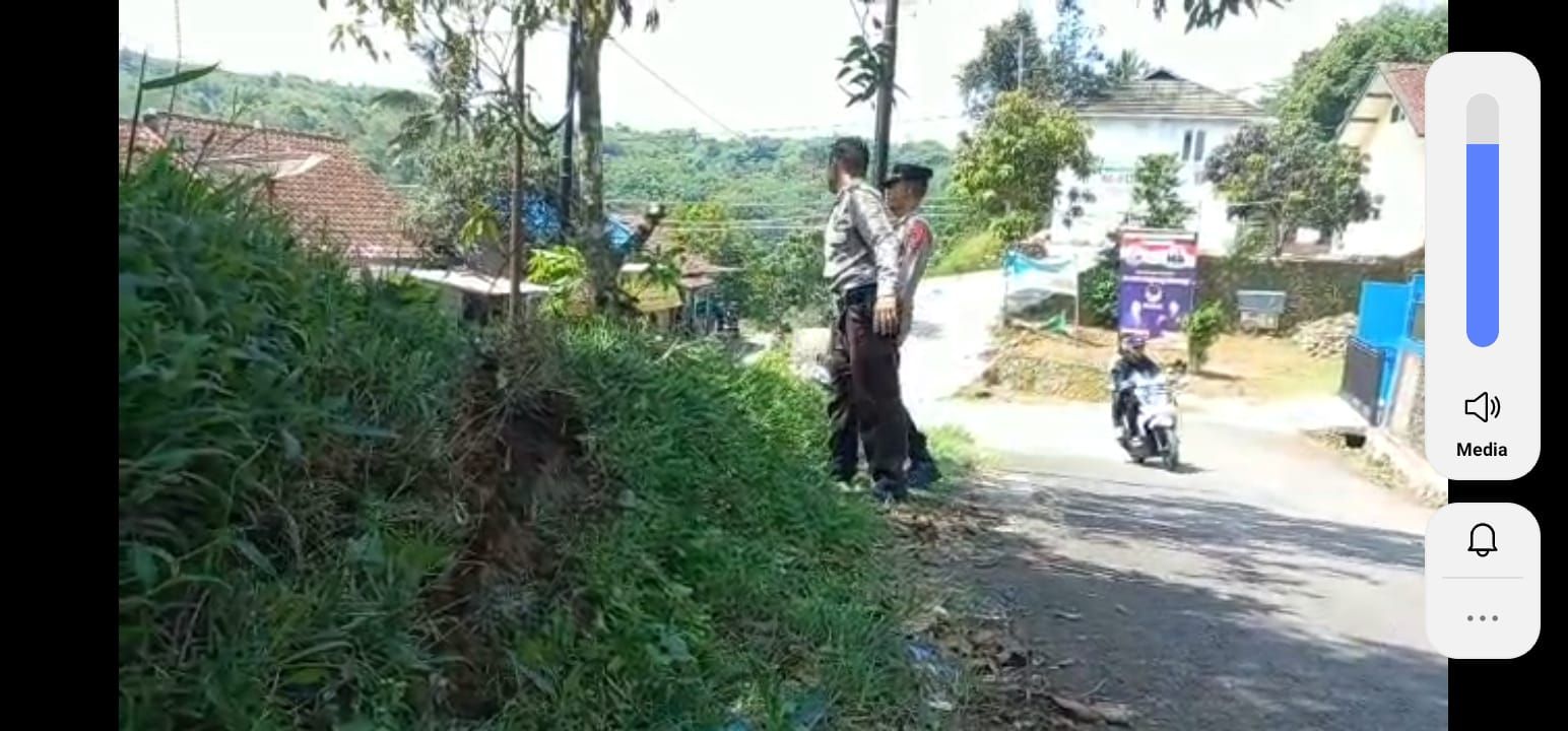 Lokasi kecelakaan menimpa seorang ayah bersama tiga anaknya yang terjatuh dari sepeda motor di Jalan Raya Girimukti, Desa Girimukti, Kecamatan Singajaya, Minggu 23 April 2023.*/kabar-priangan.com/Aep Hendy