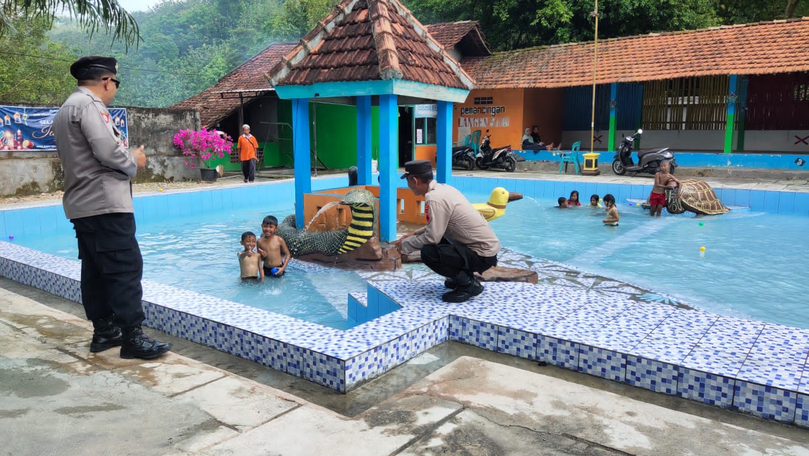 Pemberian imbauan kepada anak-anak yang berenang di kompleks wisata Jati Pohon Indah.