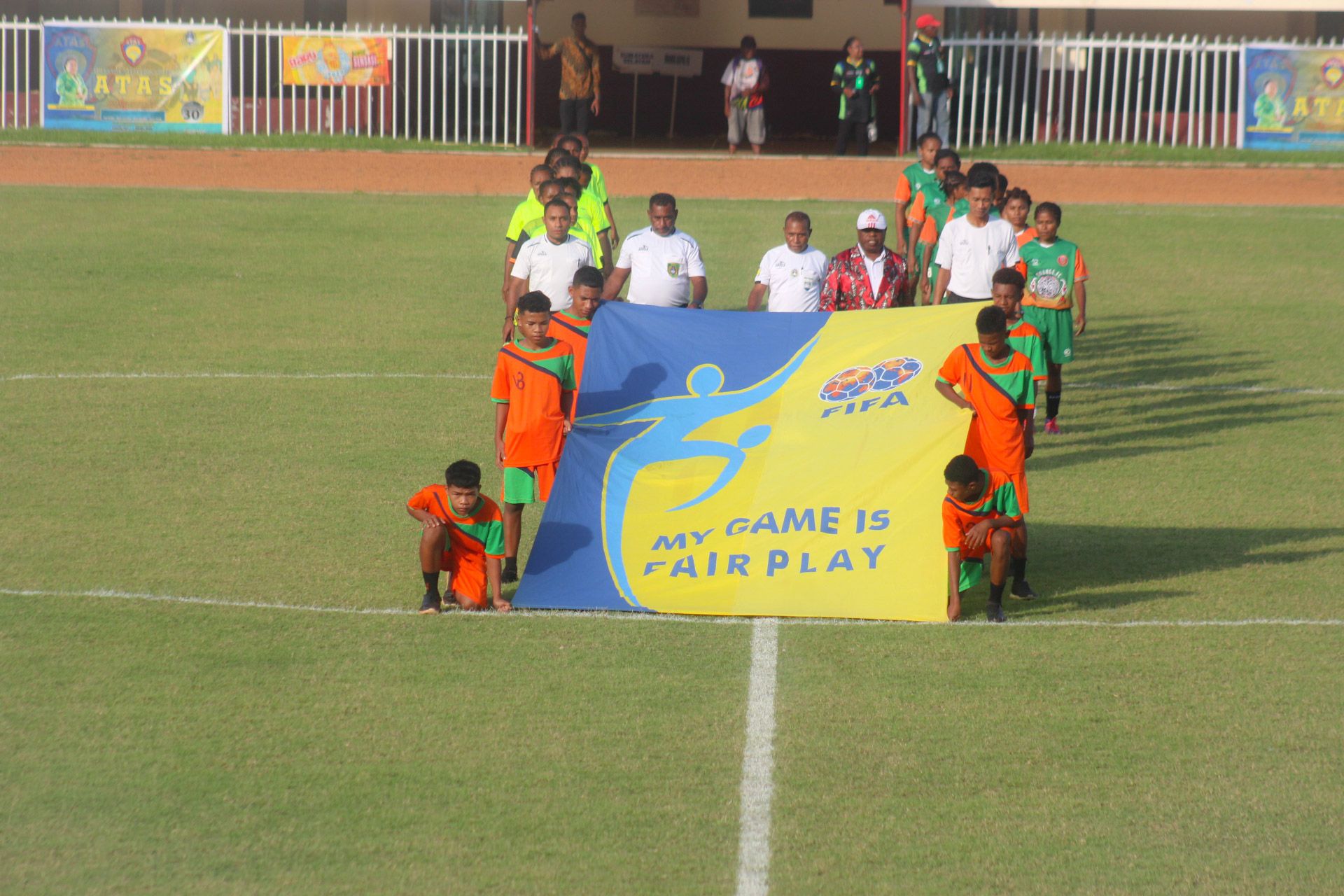 Laga perdana antara tim Koteng Putri vs Orange Aspul FC yang dimenangkan tim Orange Aspul FC dengan skor telak 10 -0 tanpa balas