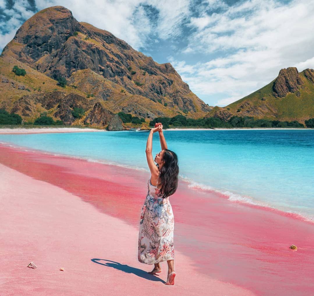 Pink Beach, salah satu pantai terindah Indonesia