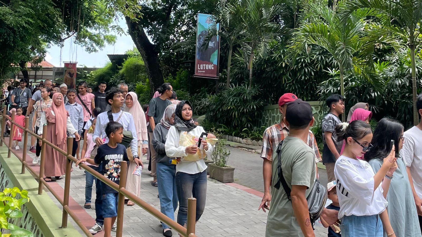 Pengunjung di Gembira Loka Zoo Yogyakarta pada libur Lebaran 2023 cukup ramai. Cek berbagai sajian hiburan menarik terkini dan harga tiketnya.