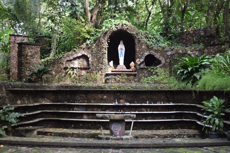 Gua Maria Sendang Jati di Desa Penadaran, Kecamatan Gubug yang menjadi salah satu wisata rohani Katolik di desa ini.