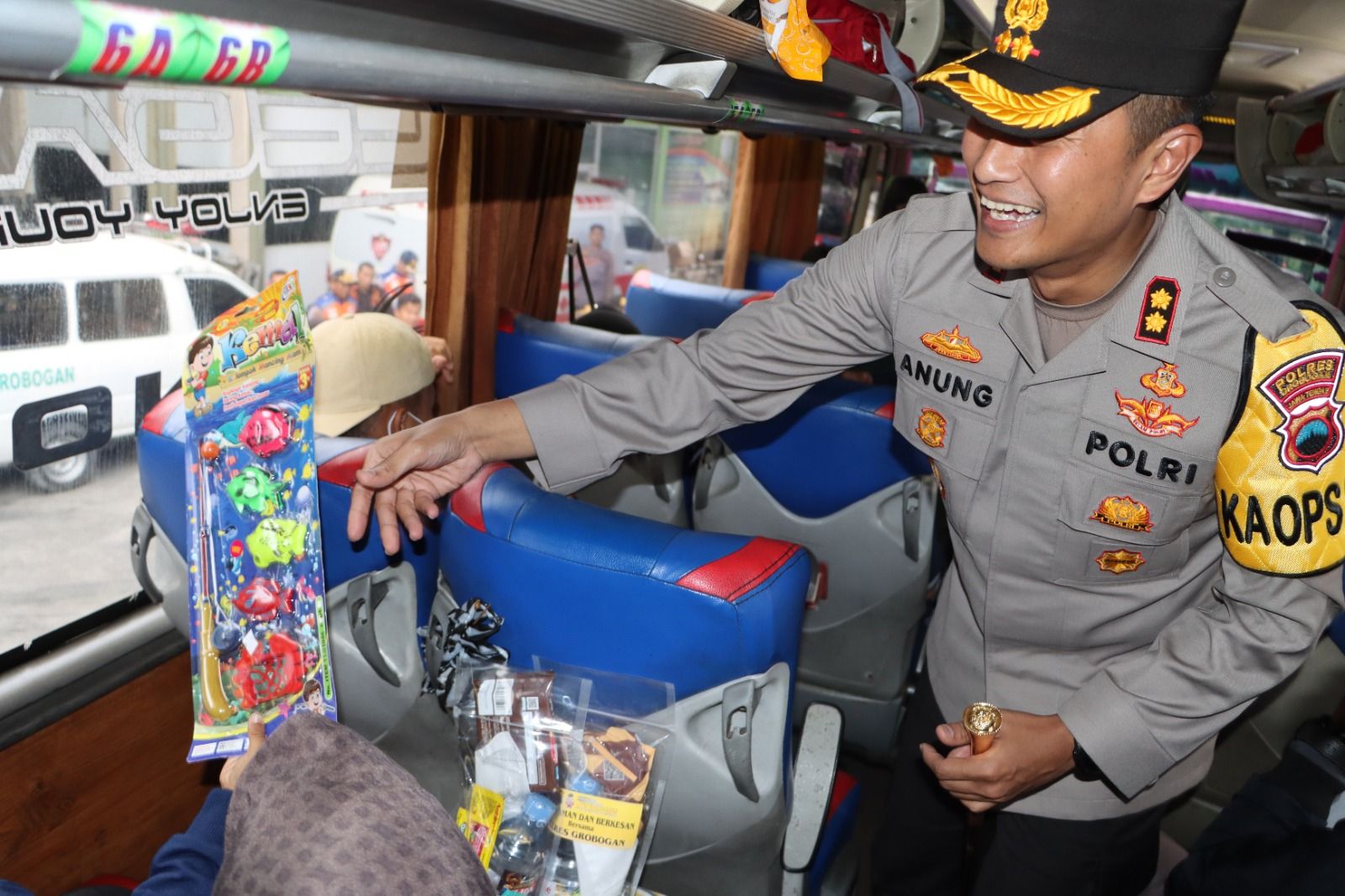 Untuk menghibur anak agar tidak bosan, Kapolres Grobogan AKBP Dedy Anung Kurniawan berikan mainan gratis. 