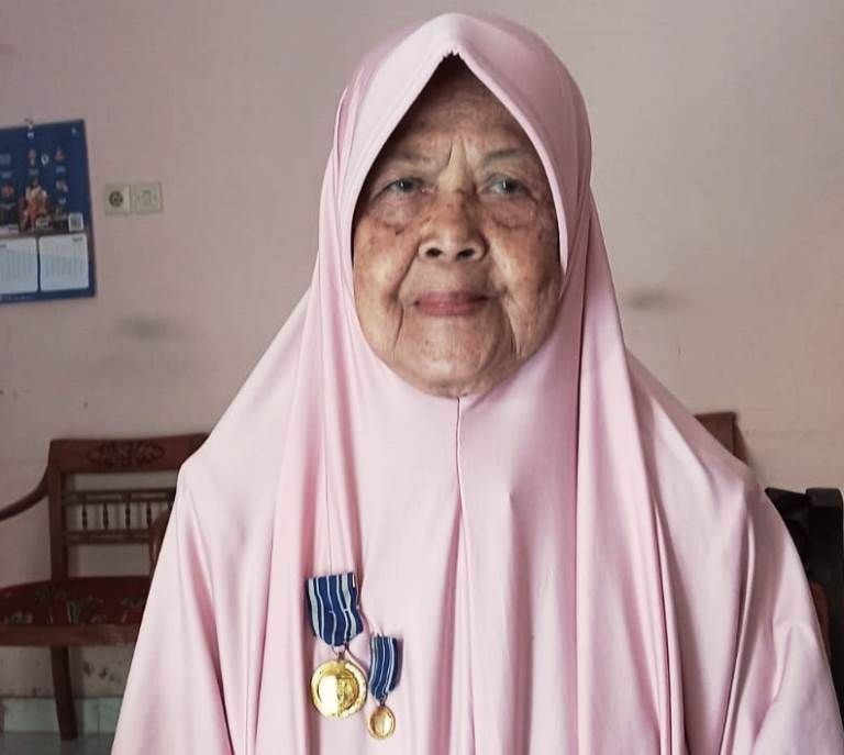 Nenek Supriyati 78 tahun salah satu penerima Lencana Karya Satya XXX dari Presiden RI Susilo Bambang Yudhoyono (SBY)  