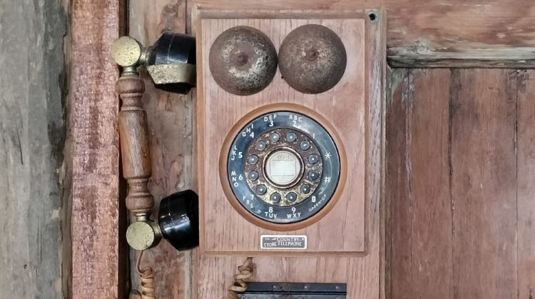 Telepon antik yang terbuat dari kayu.