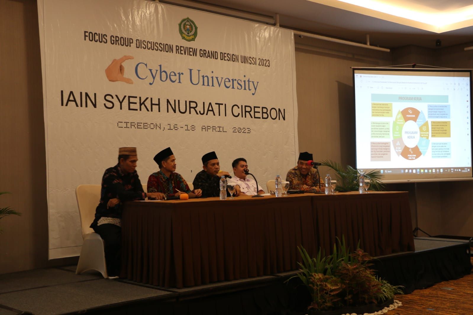 Suasana FGD yang digelar oleh IAIN Syekh Nurjati Cirebon, belum lama ini.