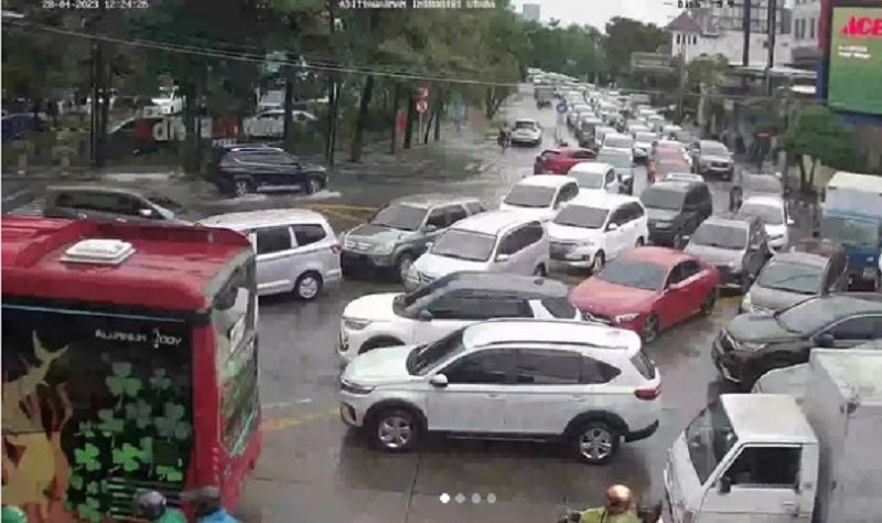 Akibat banjir di Jalan Mayjen Sungkono Surabaya terjadi kemacetan parah