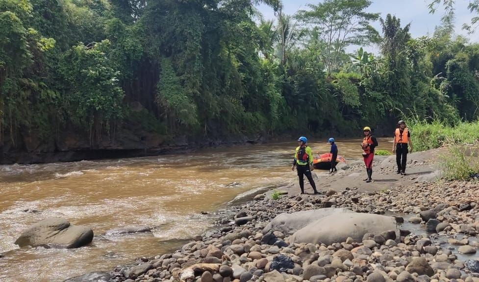 Tim SAR Gabungan melakukan pencarian terhadap lansia yang diduga tenggelam terbawa arus Sungai Ciwulan di Desa/Kecamatan Mangunreja Kabupaten Tasikmalaya, Jumat 28 April 2023./kabar-priangan.com/Aris MF