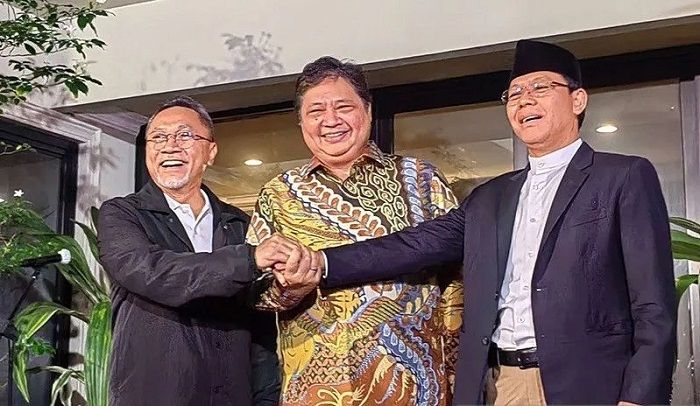 Ketua Umum PAN Zulkifli Hasan (kiri), Ketua Umum Partai Golkar Airlangga Hartarto (kanan), dan Plt Ketum PPP Muhamad Mardiono (kanan) di rumah dinas Menteri Koordinator Perekonomian, Komplek Widya Chandra, Jakarta, Kamis 27 April 2023 malam.